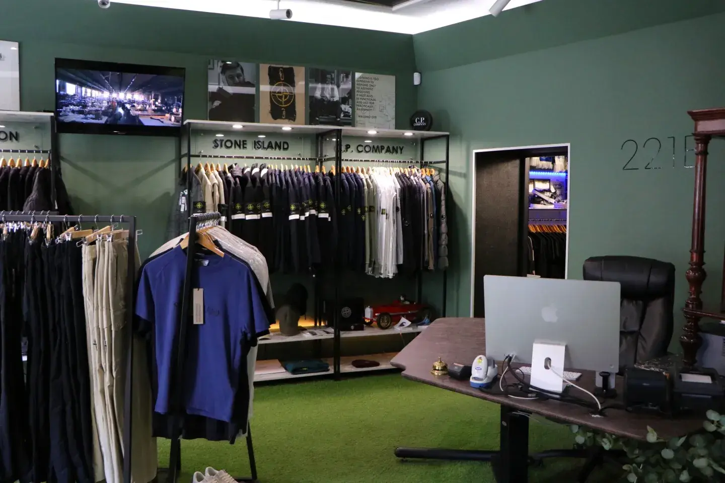 Інтер'єр 221B Store — атмосферне фото AW25, вітрина та декор