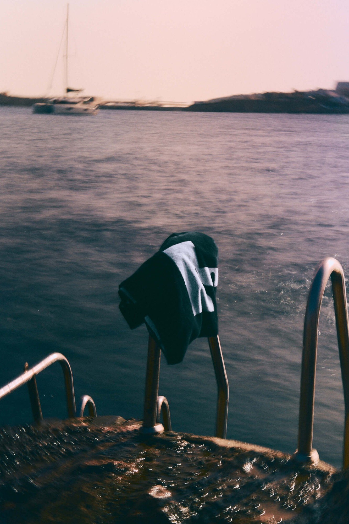 weekend-offender-greaves-towel-black-4 Weekend Offender Greaves Towel Black AC1A30-BLACK